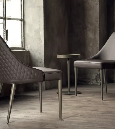 Poltroncina Clara in ecopelle con base in acciaio laccato di Bontempi