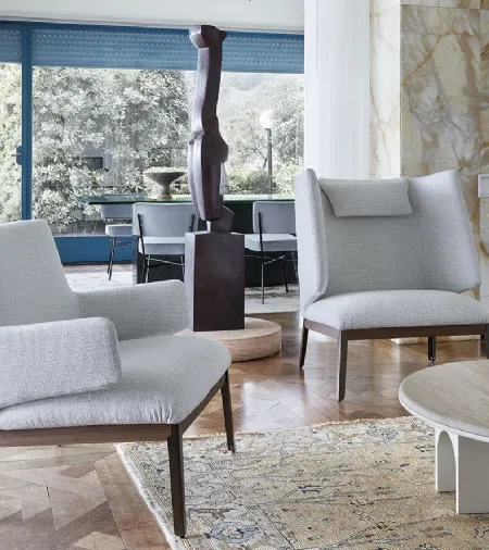 Poltroncine in tessuto Hug Low & High versions di Arflex