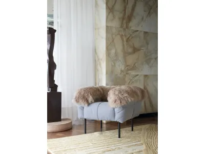 Poltroncina in tessuto e pelliccia con gambe in metallo Pecorelle armchair di Arflex