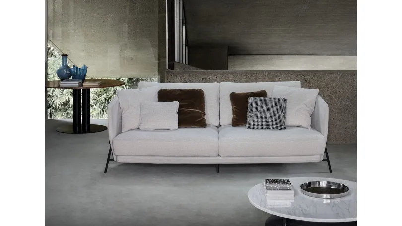 Divano lineare Deep Cradle sofa in tessuto con struttura in metallo di Arflex