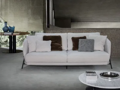 Divano lineare Deep Cradle sofa in tessuto con struttura in metallo di Arflex