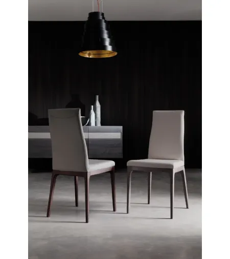 Sedia in pelle con base in faggio tinto Blues di Ozzio