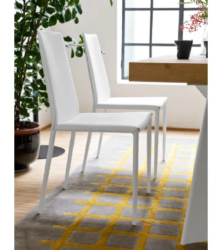 Sedia in cuoio rigenerato con struttura in metallo bianco opaco Boheme di Connubia