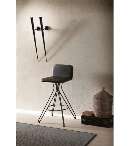 Sgabello fisso con basamento in filo metallico e seduta rivestita in pelle Caleb di Ozzio