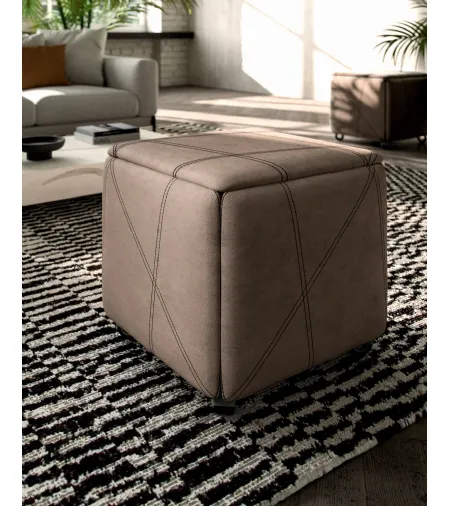 Sedia Pouf trasformabile dotata di quattro ruote per una facile movimentazione che contiene 4 sedie pieghevoli con seduta e poggia schiena imbottito Cubix di Ozzio