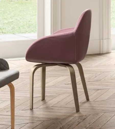 Sedia con braccioli in velluto con gambe in legno Gavia di Ozzio