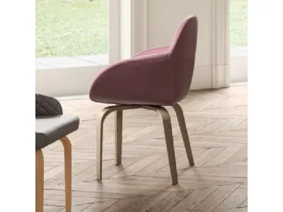 Sedia con braccioli in velluto con gambe in legno Gavia di Ozzio
