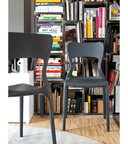 Sedia di design in polipropilene grigio opaco Helios di Connubia