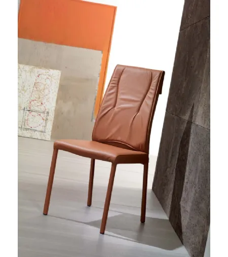 Sedia in pelle con doppio rivestimento e risvolto fissato sul retro dello schienale Luxy di Ozzio