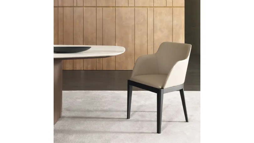 Sedia in pelle imbottita con base in massello di Rovere Cleò di Misuraemme