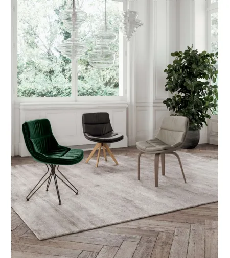Sedia Sally in pelle imbottita e trapuntata con base in legno di Ozzio