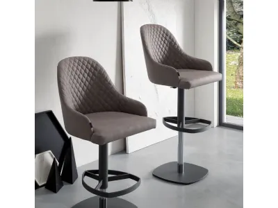 Sgabello con alzata a gas con basamento in metallo e seduta rivestita in eco pelle nabuk con interno trapuntato Dylan di Ozzio