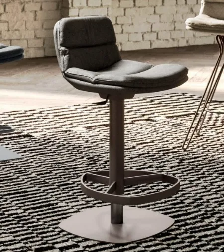 Sgabello di design con seduta imbottita e rivestita in pelle Marlon di Ozzio