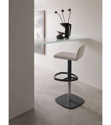 Sgabello con alzata a gas, basamento in metallo e seduta rivestita in pelle Simple di Ozzio