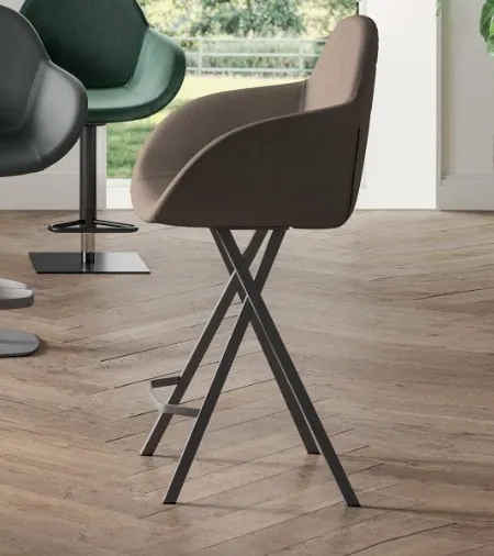 Sgabello fisso con base in metallo e seduta rivestita in ecopelle Yago di Ozzio