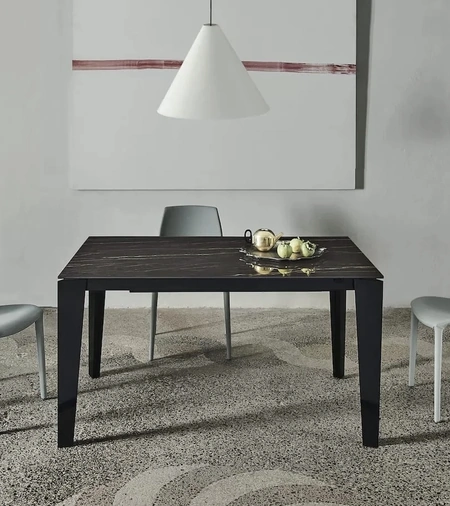 Tavolo allungabile Cruz XXL con top in SuperMarmo e base in acciaio laccato di Bontempi