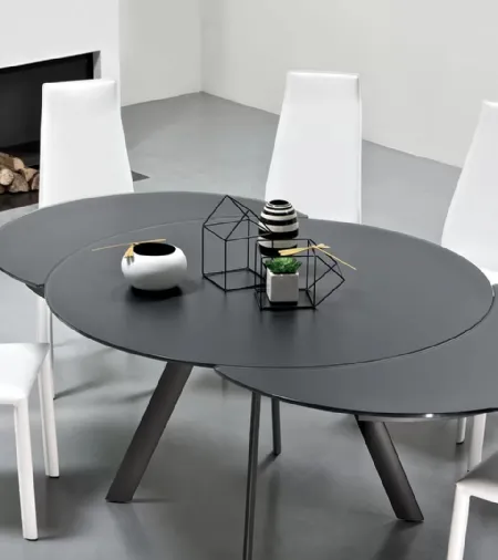 Tavolo allungabile Giro con top in cristallo antigraffio opaco e base in acciaio inox di Bontempi