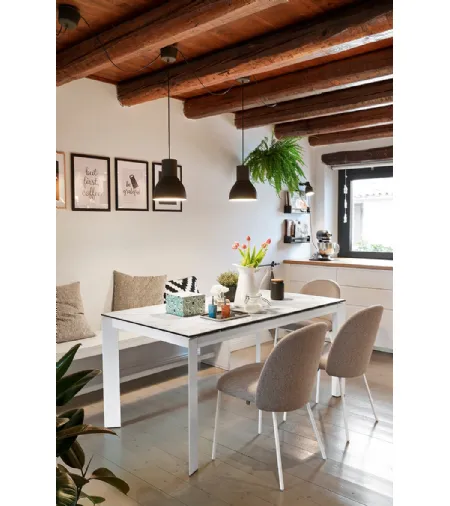 Tavolo allungabile con top in ceramica e struttura in metallo Baron di Connubia