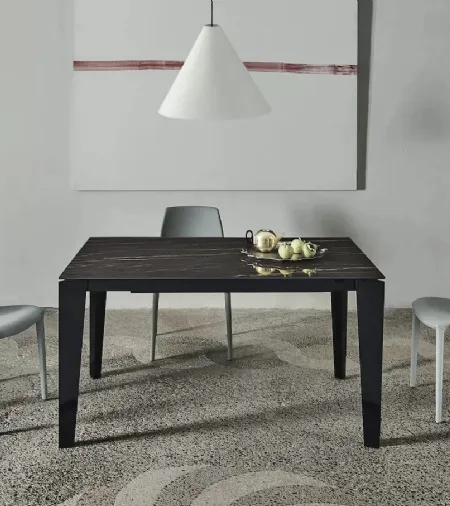 Tavolo allungabile Cruz XXL con top in SuperMarmo e base in acciaio laccato di Bontempi