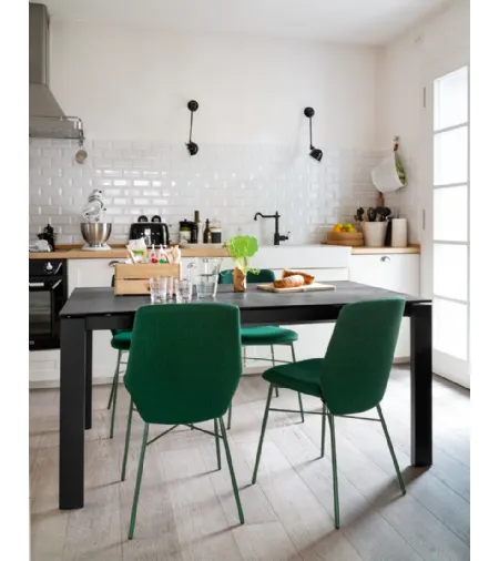 Tavolo allungabile con top in ceramica stone e gambe in legno di faggio laccato grafite Eminence Wood di Connubia