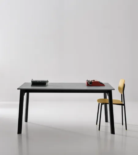 Tavolo Drop Basic con piano in laminato e base in metallo di Pointhouse