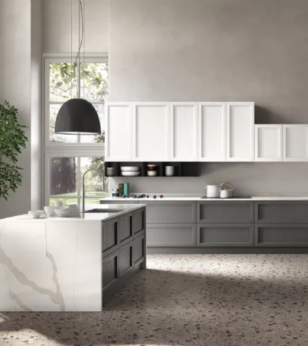 Cucina Classica con isola in legno di Frassino finitura Antracite e Bianco Primula di Essebi