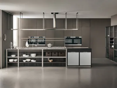 Cucina Design con isola KLab 03 in vetro diamantato e rovere termotrattato di Ernestomeda