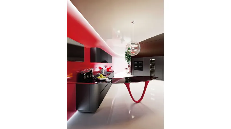 Cucina in laccato nero, marmo e finiture rosse Ola 25 L E di Snaidero