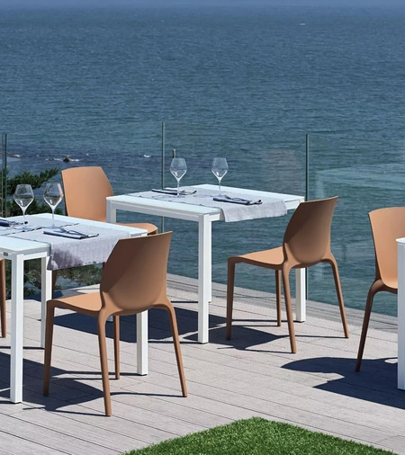 Tavolo Diesis Outdoor con top in vetro di Bontempi